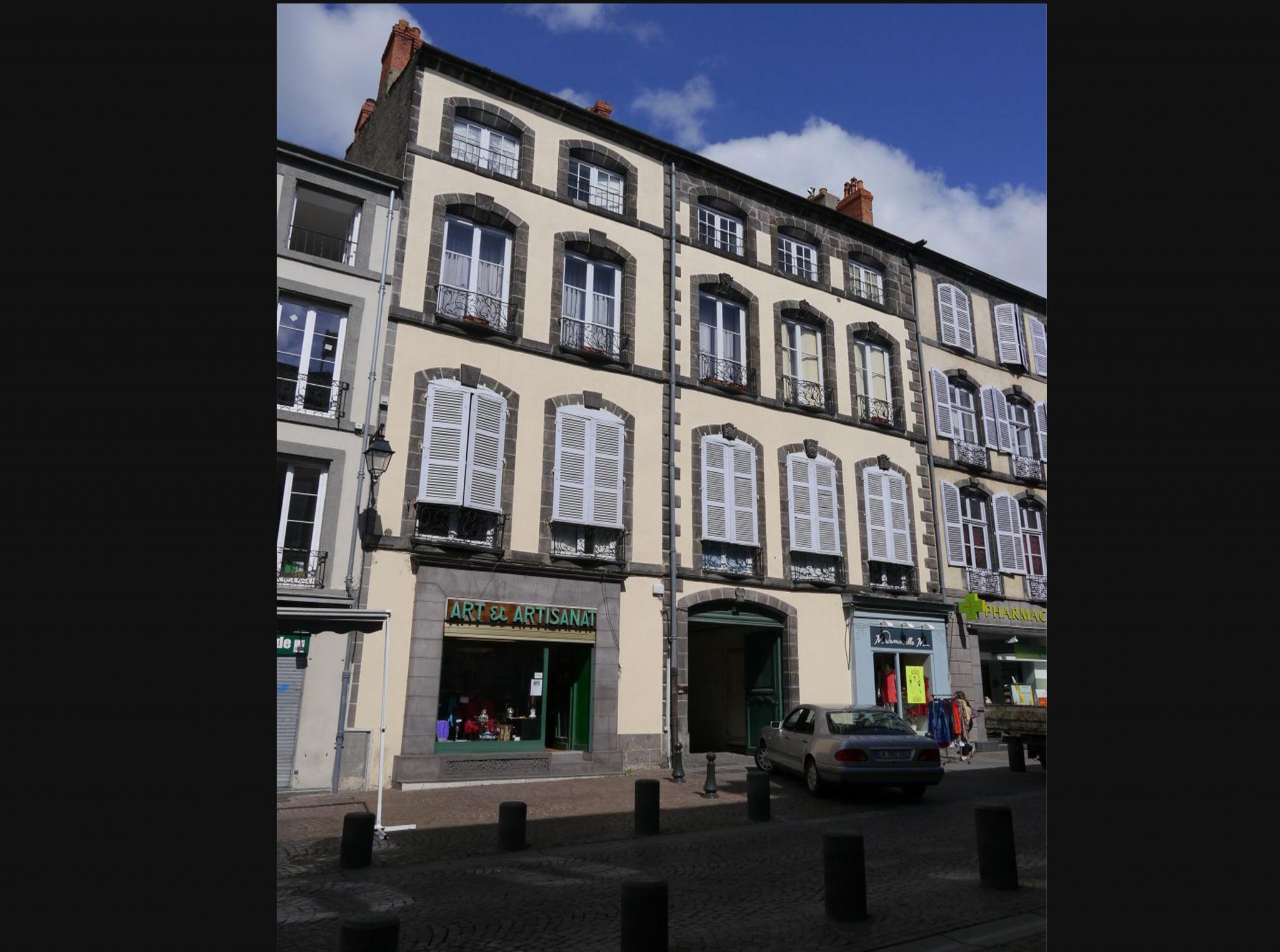 Riom - Rue du Commerce. - Carte postale ancienne et vue d'Hier et