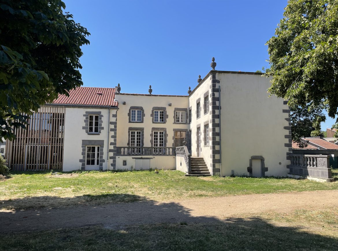 Réhabilitation de la Maison Jay et de sa maison annexe en salle des mariages et du conseil, salles de réunion et locaux annexes de la mairie – Châteaugay – Partiellement ISMH