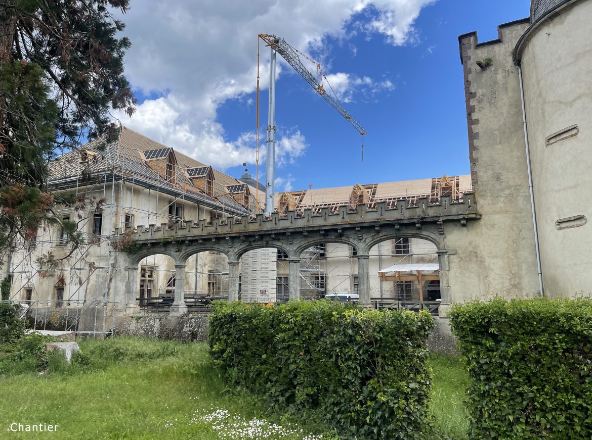 château - charpente vue d'ensemble
