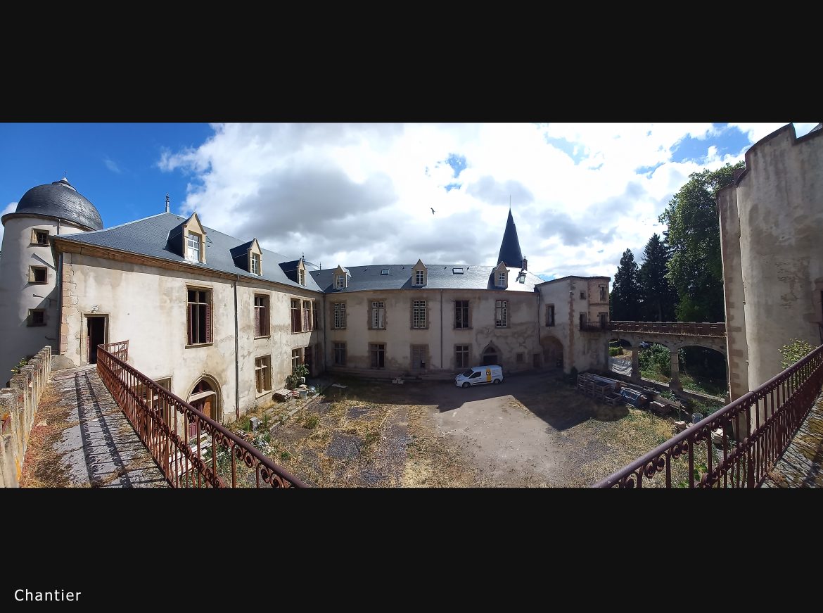 château - couverture sur cour